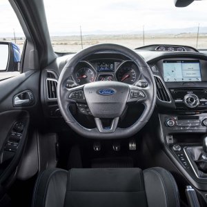 2016-Ford-Focus-RS-cockpit.jpg