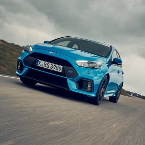 2016-Ford-Focus-RS-front-three-quarter-in-motion-02.jpg