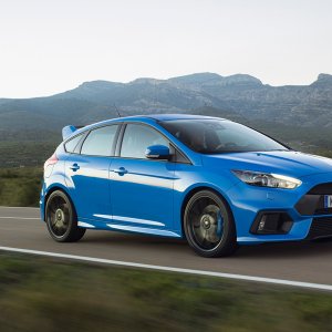 2016-Ford-Focus-RS-front-three-quarter-in-motion-2.jpg