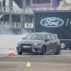 2016-Ford-Focus-RS-front-three-quarter-in-motion-03-1.jpg
