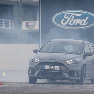 2016-Ford-Focus-RS-front-three-quarter-in-motion-04-1.jpg