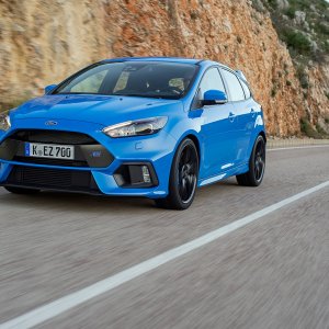 2016-Ford-Focus-RS-front-three-quarter-in-motion-08-2.jpg