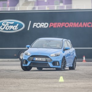 2016-Ford-Focus-RS-front-three-quarter-in-motion-09.jpg