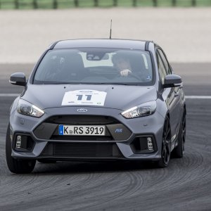 2016-Ford-Focus-RS-front-three-quarter-in-motion-10-1.jpg