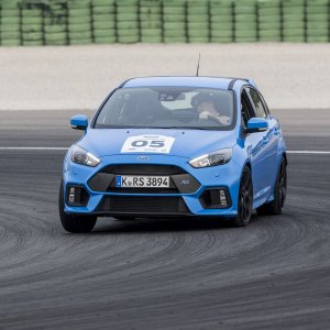 2016-Ford-Focus-RS-front-three-quarter-in-motion-11.jpg