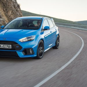 2016-Ford-Focus-RS-front-three-quarter-in-motion-11-2.jpg