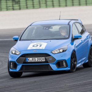 2016-Ford-Focus-RS-front-three-quarter-in-motion-13.jpg