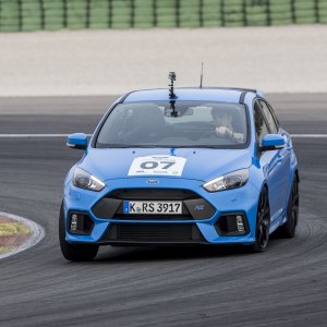 2016-Ford-Focus-RS-front-three-quarter-in-motion-16.jpg