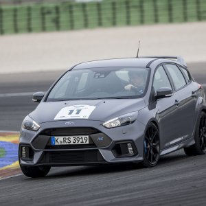 2016-Ford-Focus-RS-front-three-quarter-in-motion-16-1.jpg