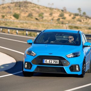 2016-Ford-Focus-RS-front-three-quarter-in-motion-16-2.jpg