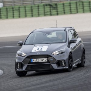 2016-Ford-Focus-RS-front-three-quarter-in-motion-18-1.jpg