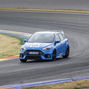 2016-Ford-Focus-RS-front-three-quarter-in-motion-20.jpg