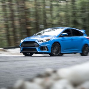 2016-Ford-Focus-RS-front-three-quarter-in-motion-021.jpg