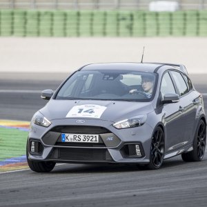 2016-Ford-Focus-RS-front-three-quarter-in-motion-26-1.jpg