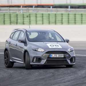 2016-Ford-Focus-RS-front-three-quarter-in-motion-28-1.jpg