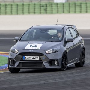 2016-Ford-Focus-RS-front-three-quarter-in-motion-29-1.jpg