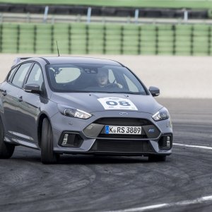 2016-Ford-Focus-RS-front-three-quarter-in-motion-31-1.jpg