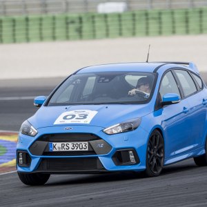 2016-Ford-Focus-RS-front-three-quarter-in-motion-32.jpg