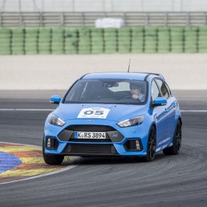 2016-Ford-Focus-RS-front-three-quarter-in-motion-33.jpg