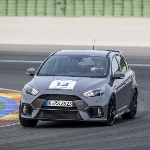 2016-Ford-Focus-RS-front-three-quarter-in-motion-38-1.jpg