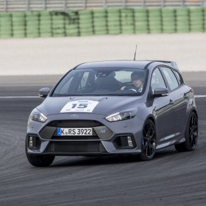 2016-Ford-Focus-RS-front-three-quarter-in-motion-41-1.jpg