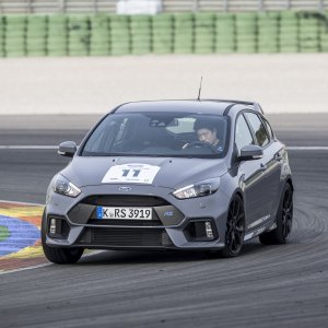 2016-Ford-Focus-RS-front-three-quarter-in-motion-42-1.jpg