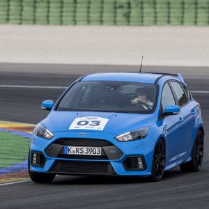 2016-Ford-Focus-RS-front-three-quarter-in-motion-45.jpg