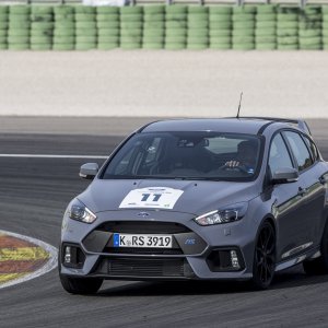 2016-Ford-Focus-RS-front-three-quarter-in-motion-48-1.jpg