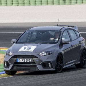 2016-Ford-Focus-RS-front-three-quarter-in-motion-49-1.jpg