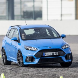 2016-Ford-Focus-RS-front-three-quarter-in-motion-50.jpg