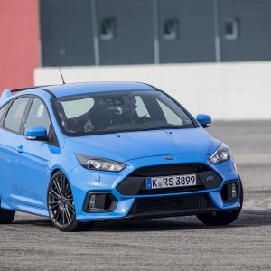 2016-Ford-Focus-RS-front-three-quarter-in-motion-51.jpg