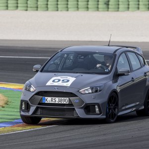 2016-Ford-Focus-RS-front-three-quarter-in-motion-53-1.jpg