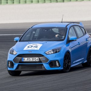 2016-Ford-Focus-RS-front-three-quarter-in-motion-59.jpg