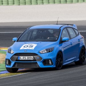 2016-Ford-Focus-RS-front-three-quarter-in-motion-61.jpg