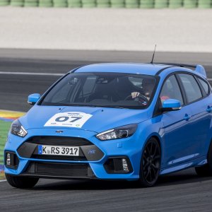 2016-Ford-Focus-RS-front-three-quarter-in-motion-64.jpg