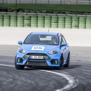 2016-Ford-Focus-RS-front-three-quarter-in-motion-81.jpg