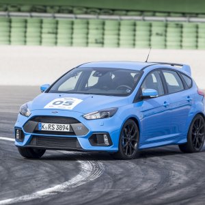 2016-Ford-Focus-RS-front-three-quarter-in-motion-83.jpg