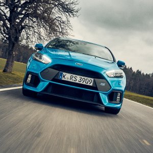 2016-Ford-Focus-RS-front-view-in-motion.jpg