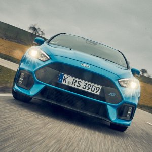 2016-Ford-Focus-RS-front-view-in-motion-02.jpg