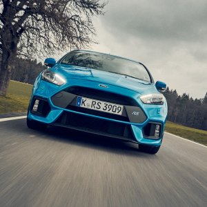 2016-Ford-Focus-RS-front-view-in-motion-04.jpg