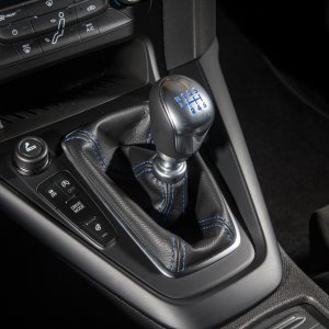 2016-Ford-Focus-RS-manual-shifter.jpg