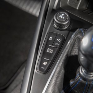 2016-Ford-Focus-RS-manual-shifter-02.jpg