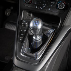 2016-Ford-Focus-RS-manual-shifter-03.jpg