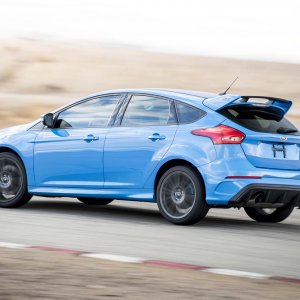 2016-Ford-Focus-RS-rear-three-quarter-in-motion.jpg