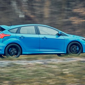 2016-Ford-Focus-RS-side-profile-in-motion-02.jpg