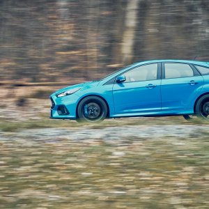2016-Ford-Focus-RS-side-profile-in-motion-03.jpg