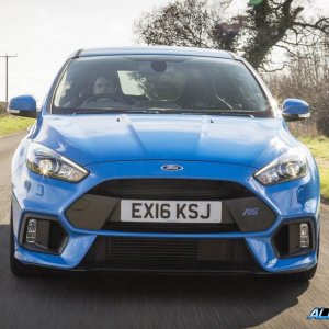 ford_focus_rs_full_front_action.jpg