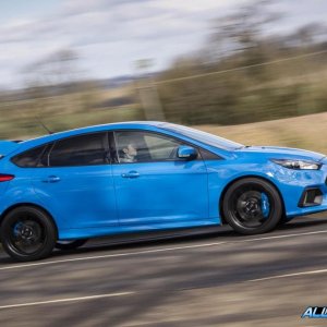 ford_focus_rs_side_action.jpg