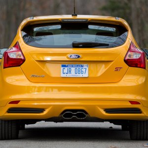 18-vw-gti-ford-focus-st-comparison.jpg