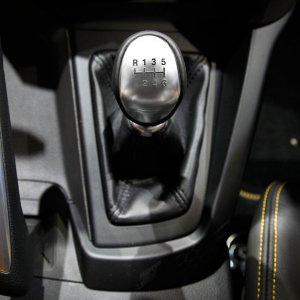 2012-ford-focus-ST-shifter.jpg